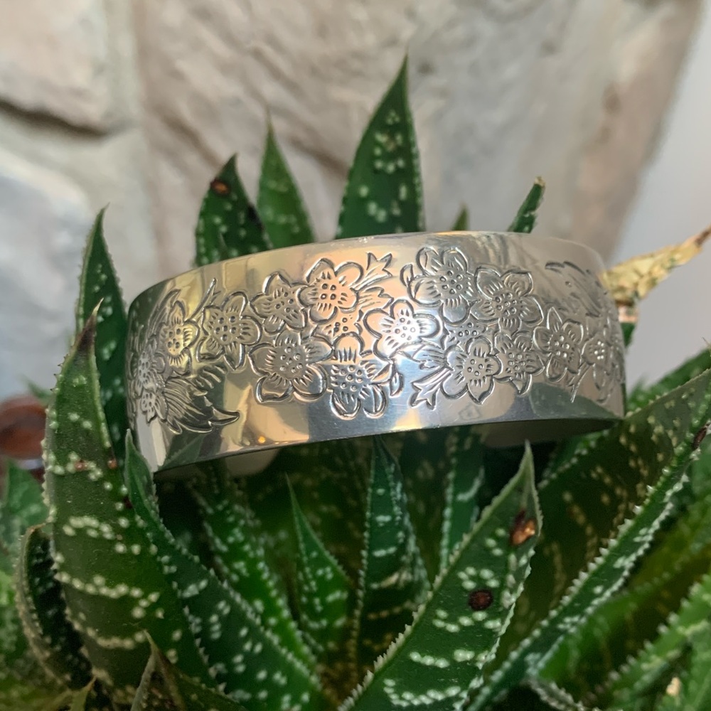 Vintage Kirk Silvertone Pewter Cuff Bracelet w/floral details Larkspur 900-7